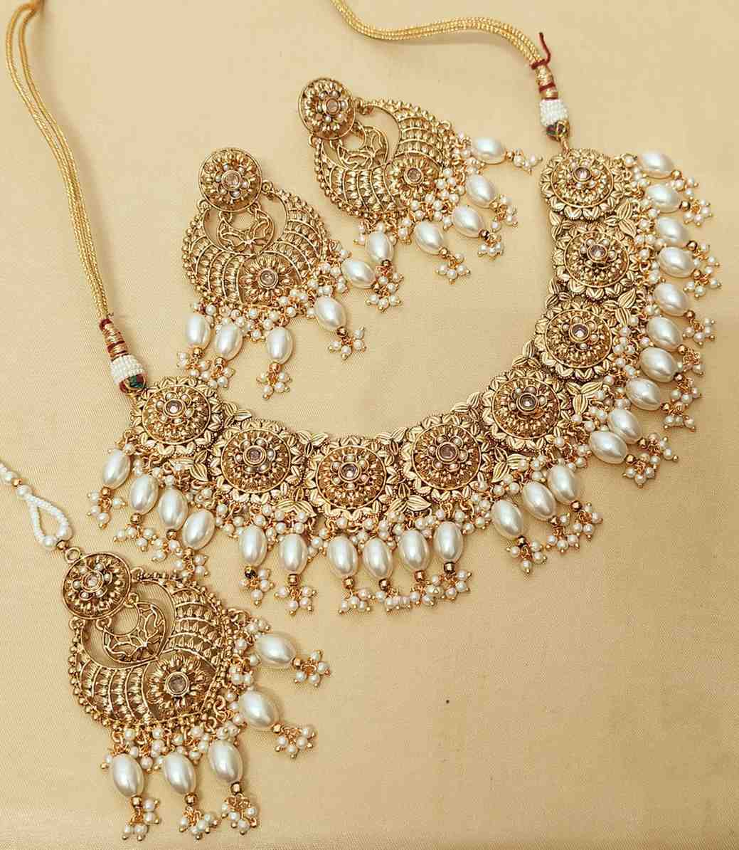 Beautiful Premium Quality Gold Plated Chokker With Beautiful Earrings And Tika..