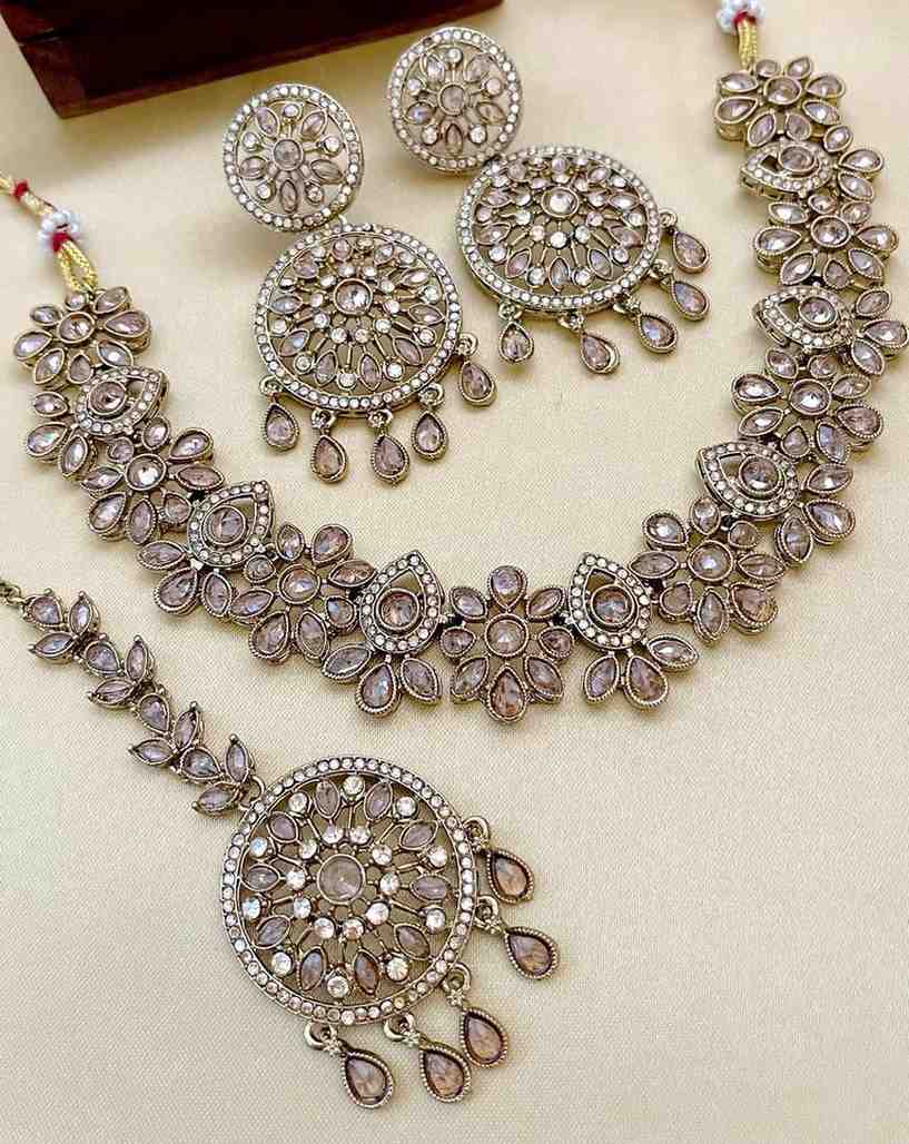 Beautiful Premium Quality  Reverse Ad Stone Work  Necklace With Beautiful Earrings and Tika