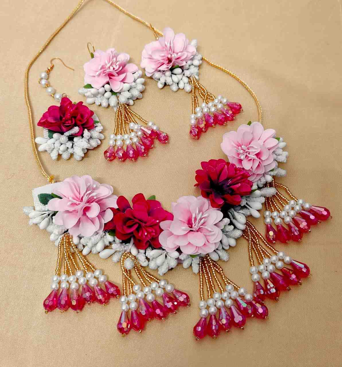 Beautiful Premium Quality Flower And Shells Necklace With Beautiful Earrings And Tika....